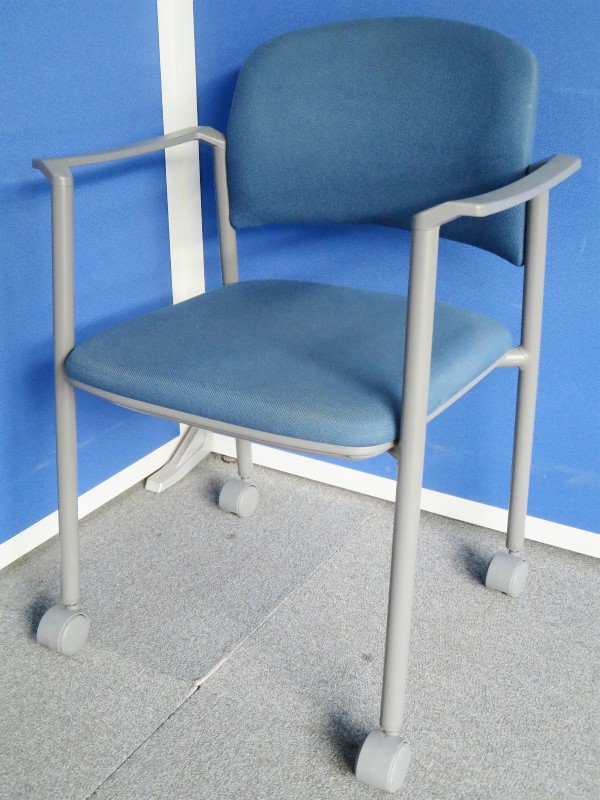 【8台入荷】■キャスター付きで移動もラクラク！！●ブルーカラーのスタッキングチェア
                        
                                    中古
            