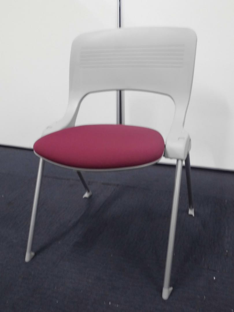 【状態良好◎】オシャレな色合いのスタッキングチェア！｜【背：ヌードタイプ / 座：赤紫】
                        MX-40
                                    中古
            