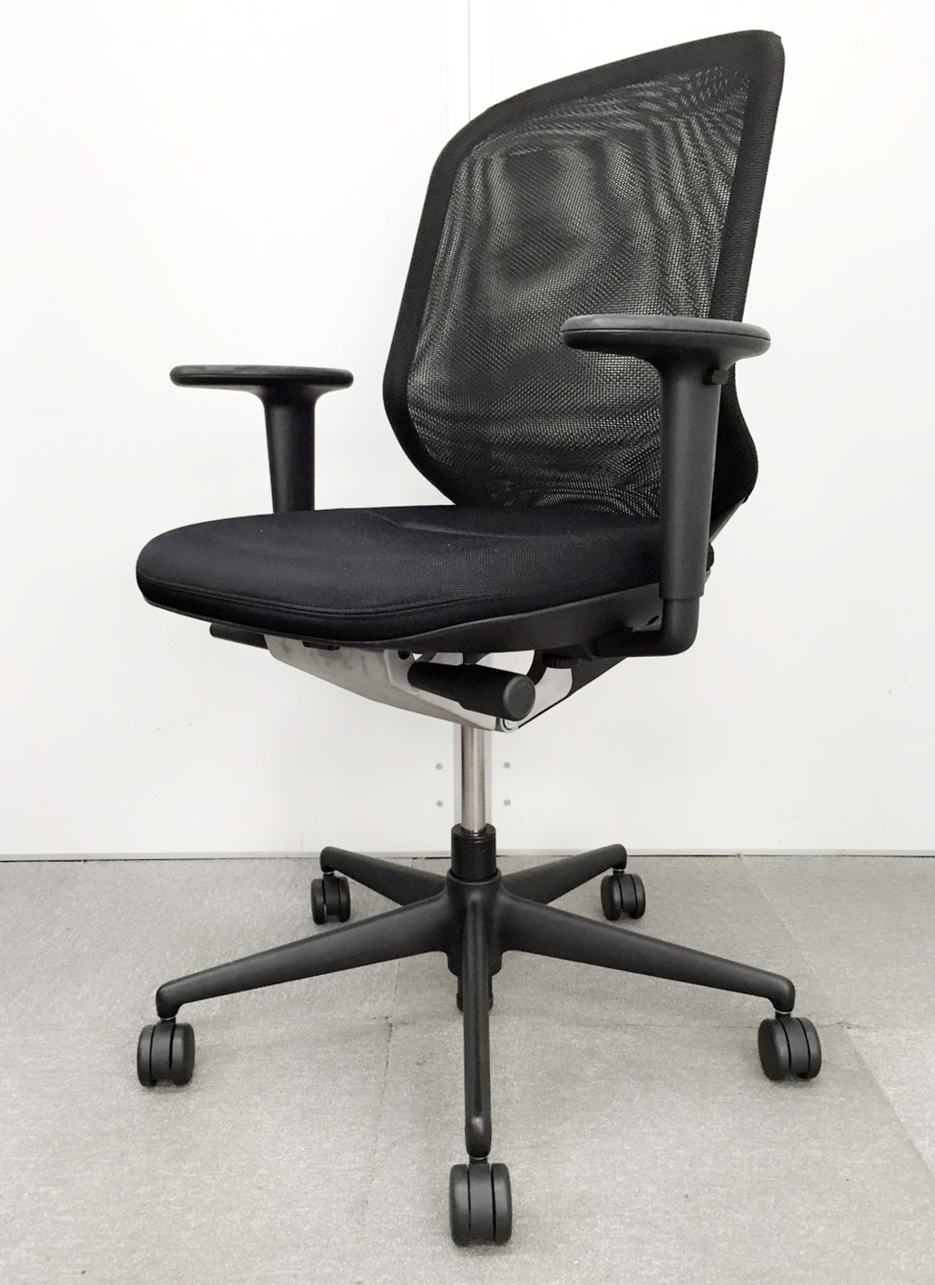 【大人気チェア】ブラックメッシュのOAチェアで、スタイリッシュな仕上がり！評価が高いオフィスチェアで御座います。
                        Meda Pal（メダパル）
                                    中古
            