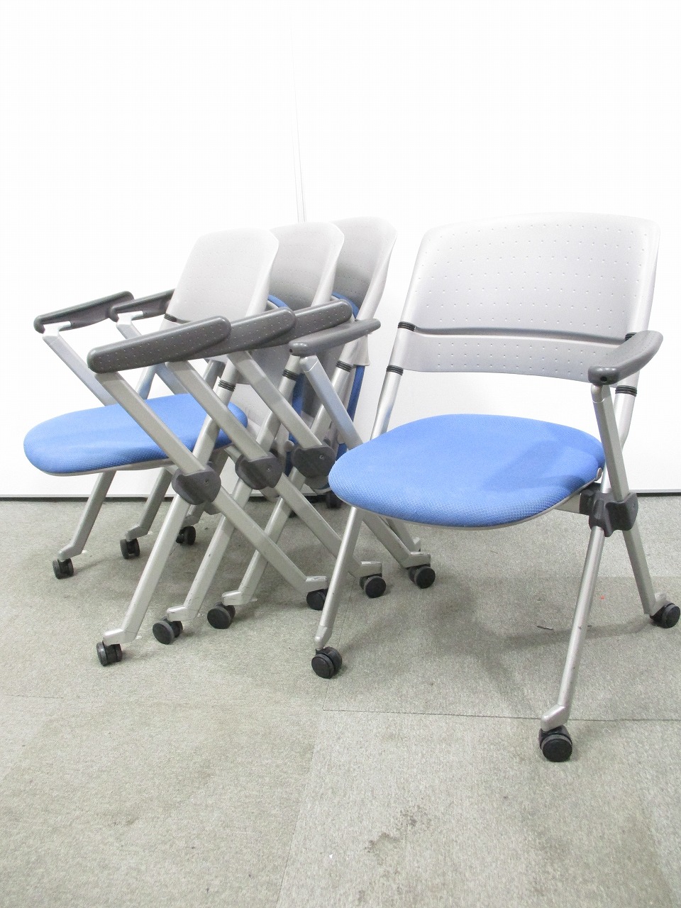 【4脚セット商品】縦にも横にも重ねられるオカムラ製のミーティングチェア！
                        
                                    中古
            