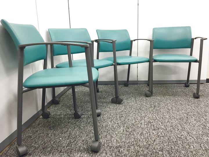 【4脚1セット価格】セット商品で、通常購入よりもお得！！重ね合わせ可能・キャスター付
                        
                                    中古
            