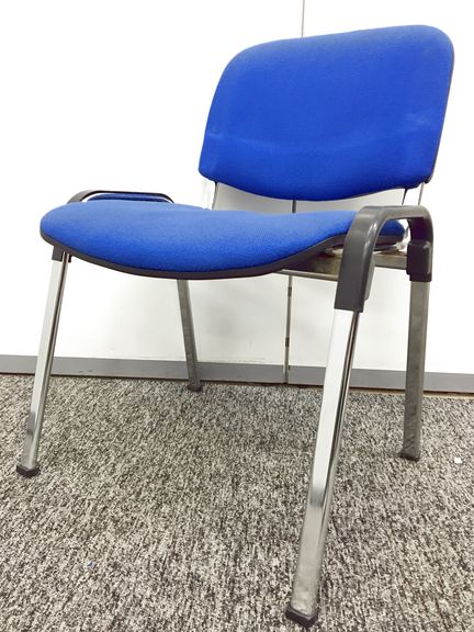 【4脚入荷！】重ね合わせ可能！メーカー品で、クッションもしっかりとした作りです！
                        
                                    中古
            