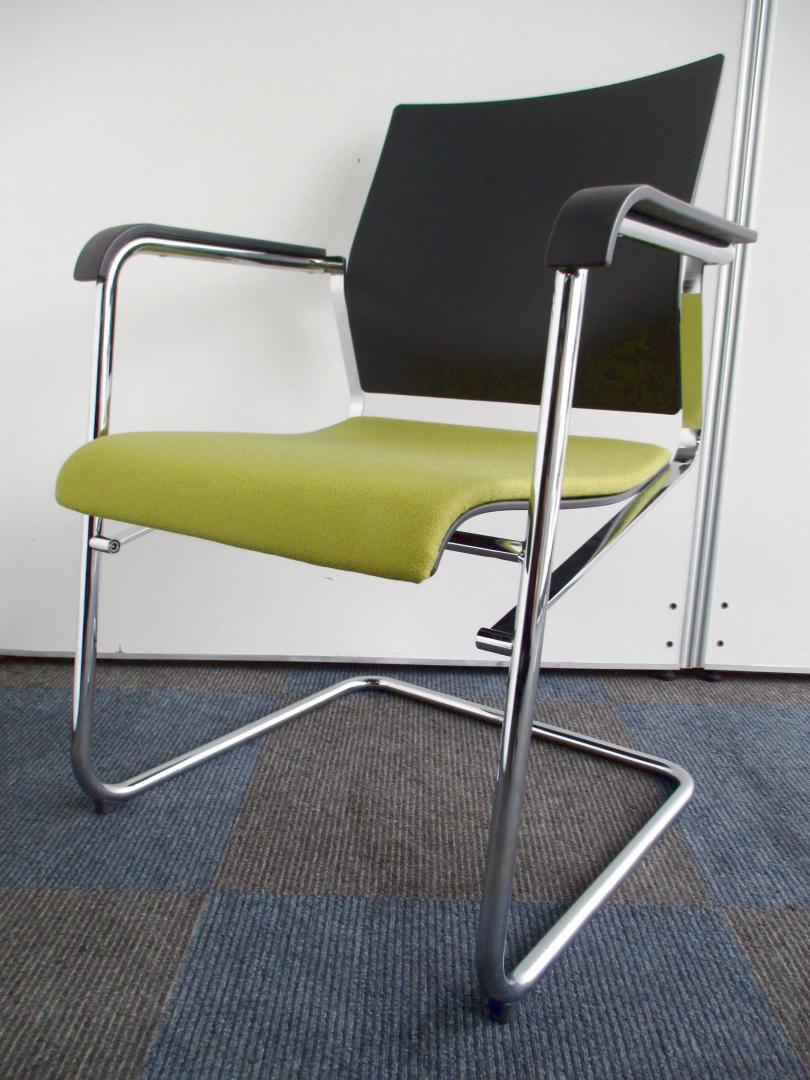 【状態良好品が４脚入荷!!】デザイン性の高いミーティング用チェア!!【受付けなどにおすすめ!!】Nu
                        ｓｉｔｏ（ジート）
                                    中古
            