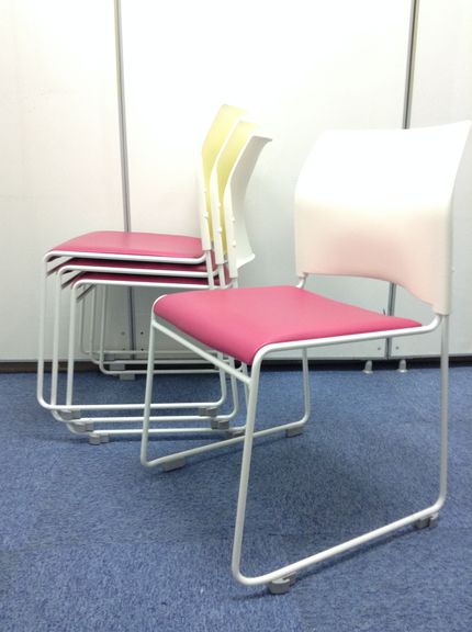 【4脚1セットでお買い得価格】ポップなデザインのおしゃれなチェア！
                        
                                    中古
            