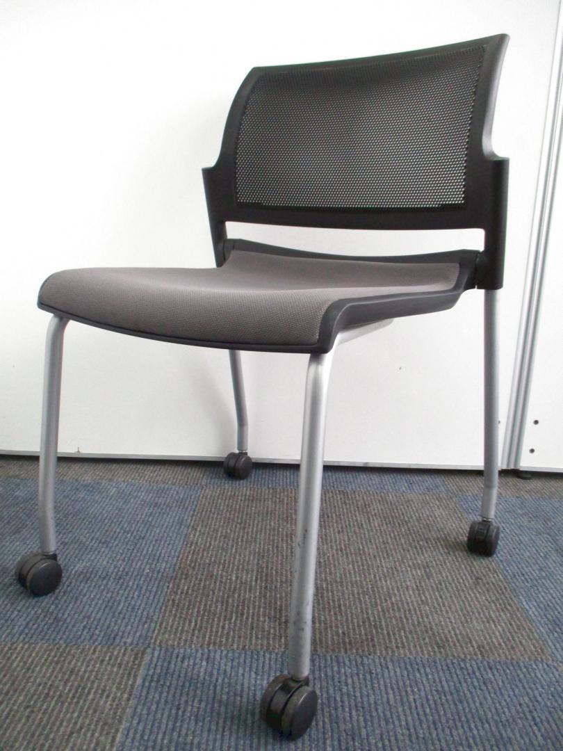 【纏めて２７脚入荷!!】背もたれメッシュで快適性抜群!!【便利なキャスター付き!!】Nu
                        
                                    中古
            