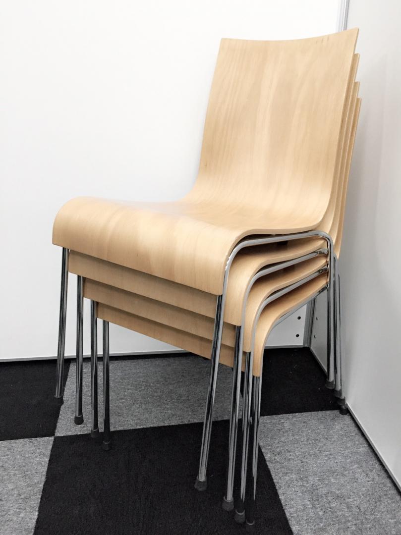 セットでお得！明るめの木目カラーで受付などにおすすめなスタックチェア！4脚セットとなっております！【スタックチェア】
                        
                                    中古
            