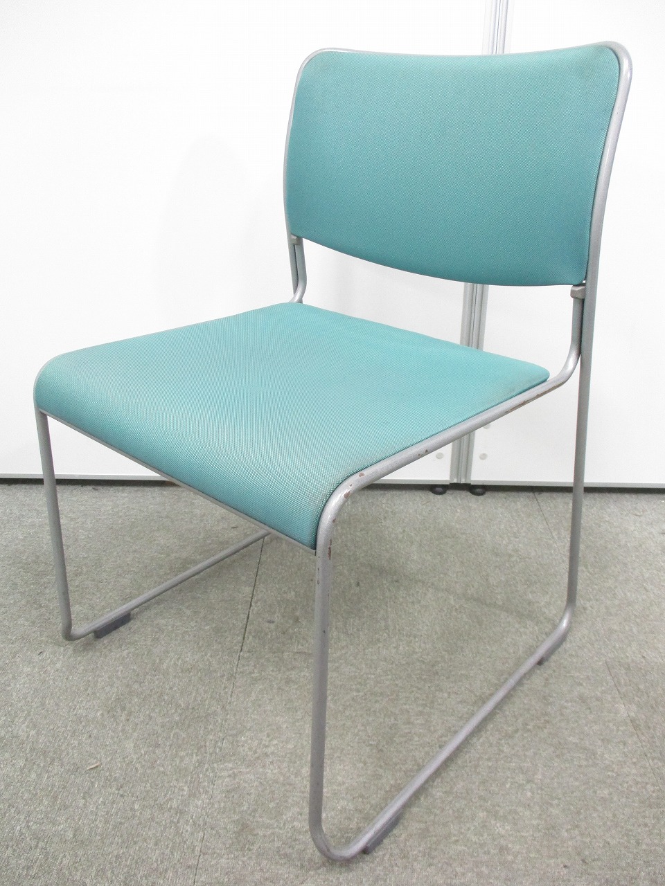 【コスト重視のお客様必見！】シンプルなスタッキングチェア！フレーム部分に若干の剥がれありの為この価格です！
                        
                                    中古
            