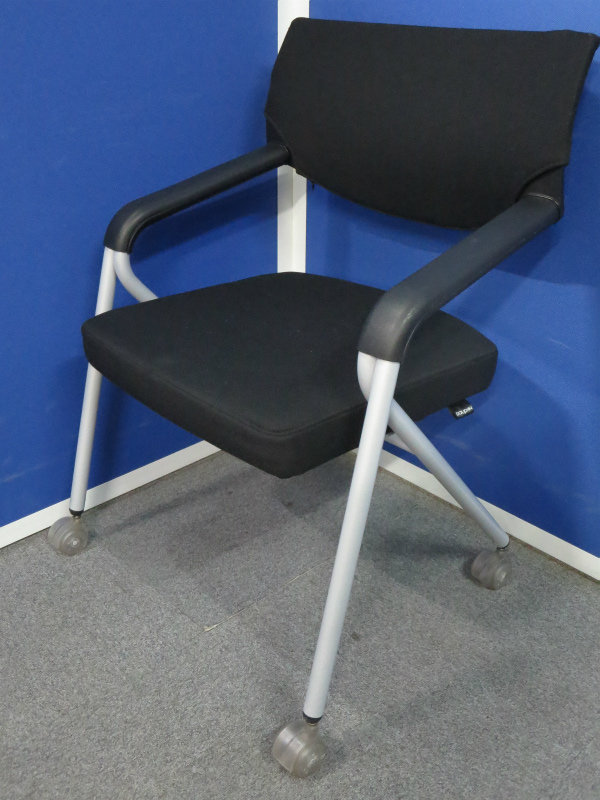 【座面が広めでリラックスできます！】■人気のネスティングチェア【肘付・ブラック】■【ドイツ家具メーカー・Dauphin（ドーファン）製】【水平スタッキング】
                        Dauphin （ドーファン）製
                                    中古
            