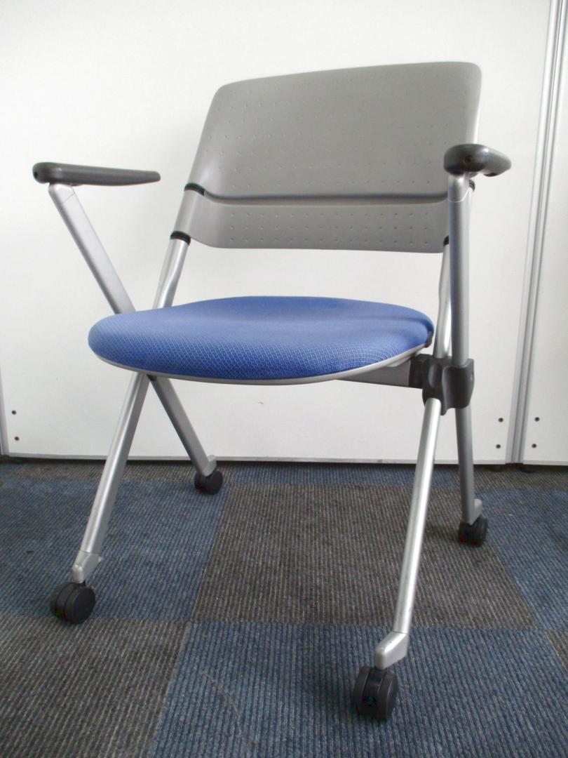 【専門業者にてクリーニング済み!!】２種類の収納の仕方がございます!!【珍しい肘付きのミーティング用!!】Nu
                        リータⅡ
                                    中古
            