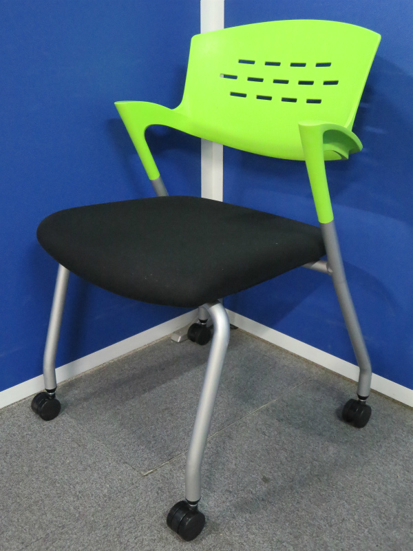 【クッション性抜群！確かな座り心地！】■スタッキングチェア　キャスター付　■背面グリーン色【状態良好！】
                        
                                    中古
            