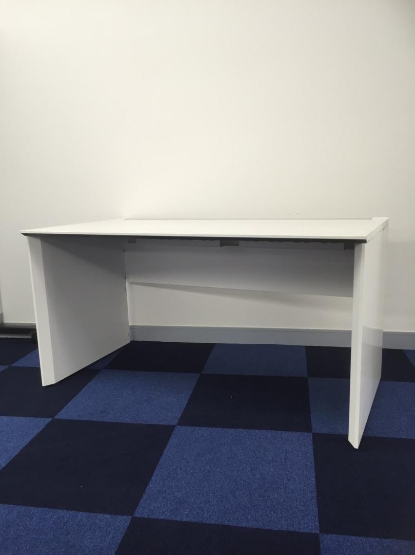 【KS】【松戸・柏店オープン！】【人気ホワイト】平机｜パネル脚｜便利[【配線ダクト】
                        
                                    中古
            