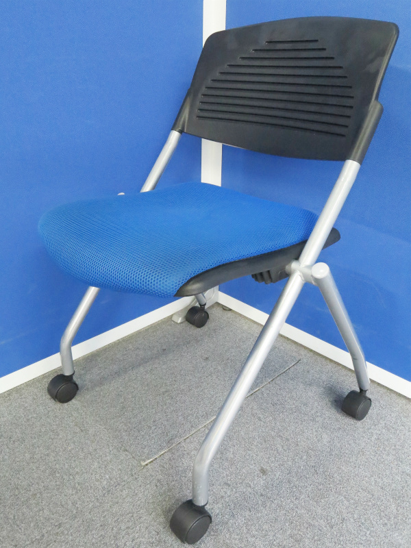 【シンプルデザインのネスティングチェア！】■定番のブルーカラー！お値段もお安く！
                        
                                    中古
            