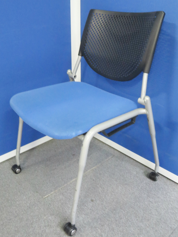 【会議用としてオススメ！】■幅を取らない！縦に重ねてスタッキング可能！●国内トップメーカーの定番シリーズ！
                        プロスタック
                                    中古
            