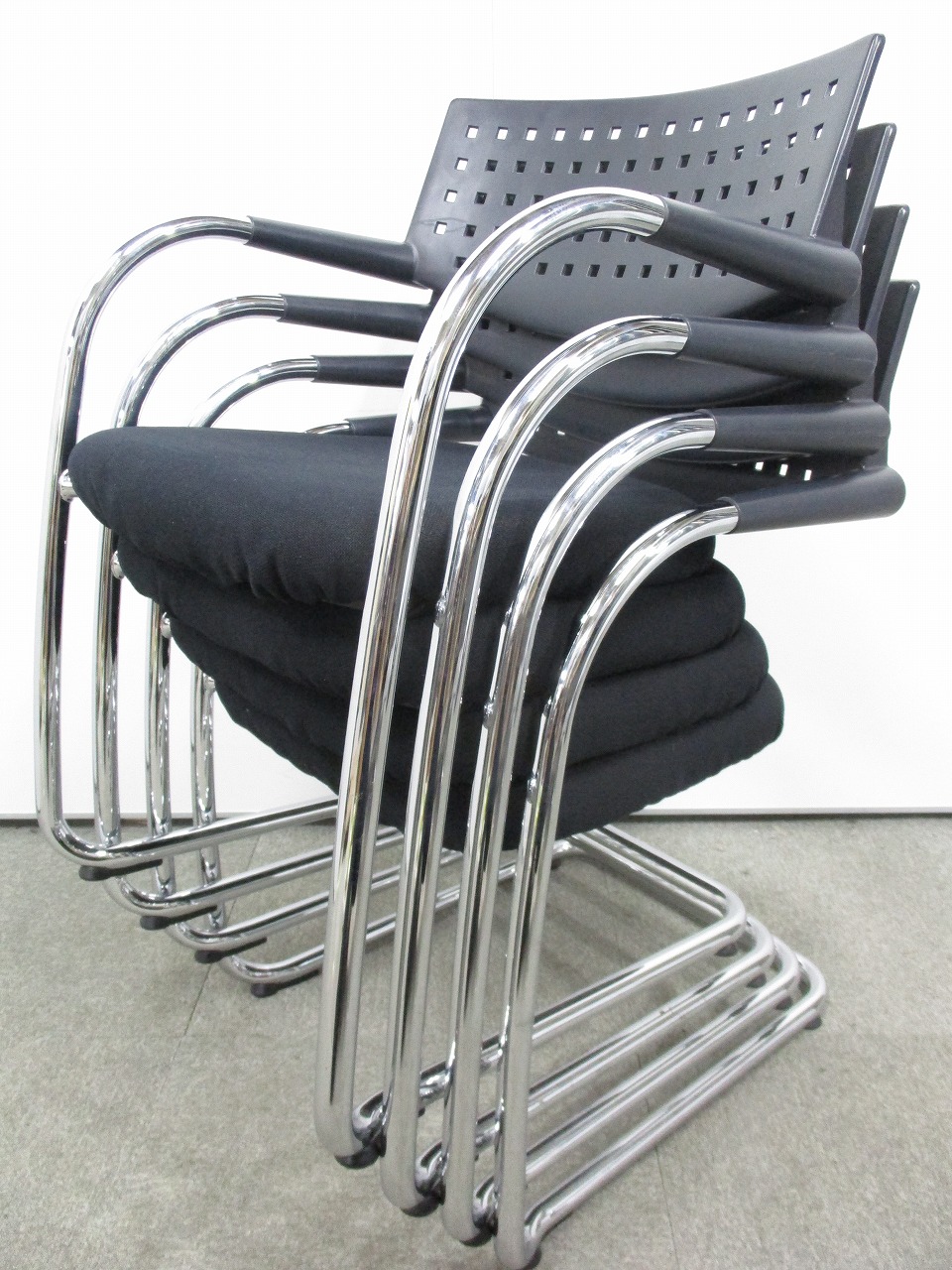 【セット商品】人気デザイナーズチェアがセットならではの価格です！
                        ビザビ
                                    中古
            