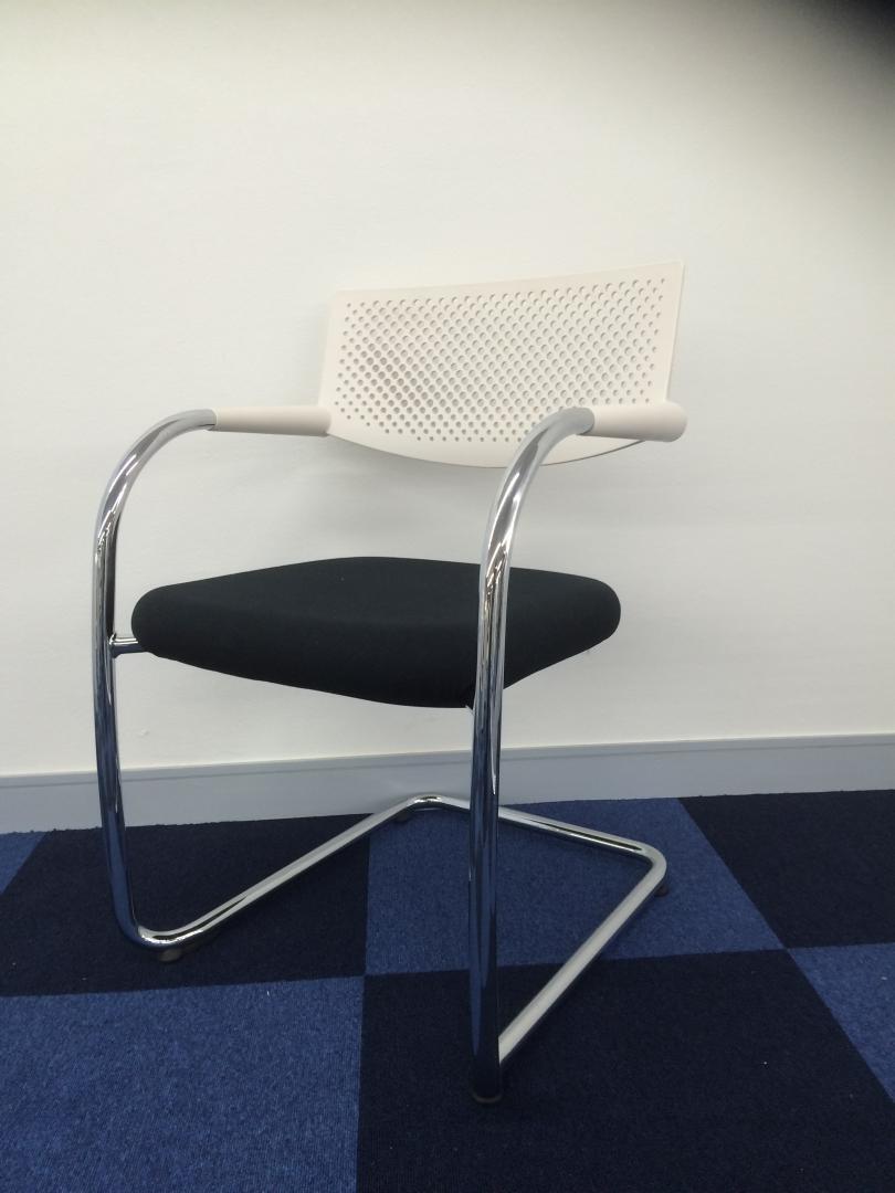 【KS】[スイス製デザイン家具]スイス製のビザビチェアが入荷！デザイナーズ家具でオフィスをおしゃれにしませんか？
                        
                                    中古
            