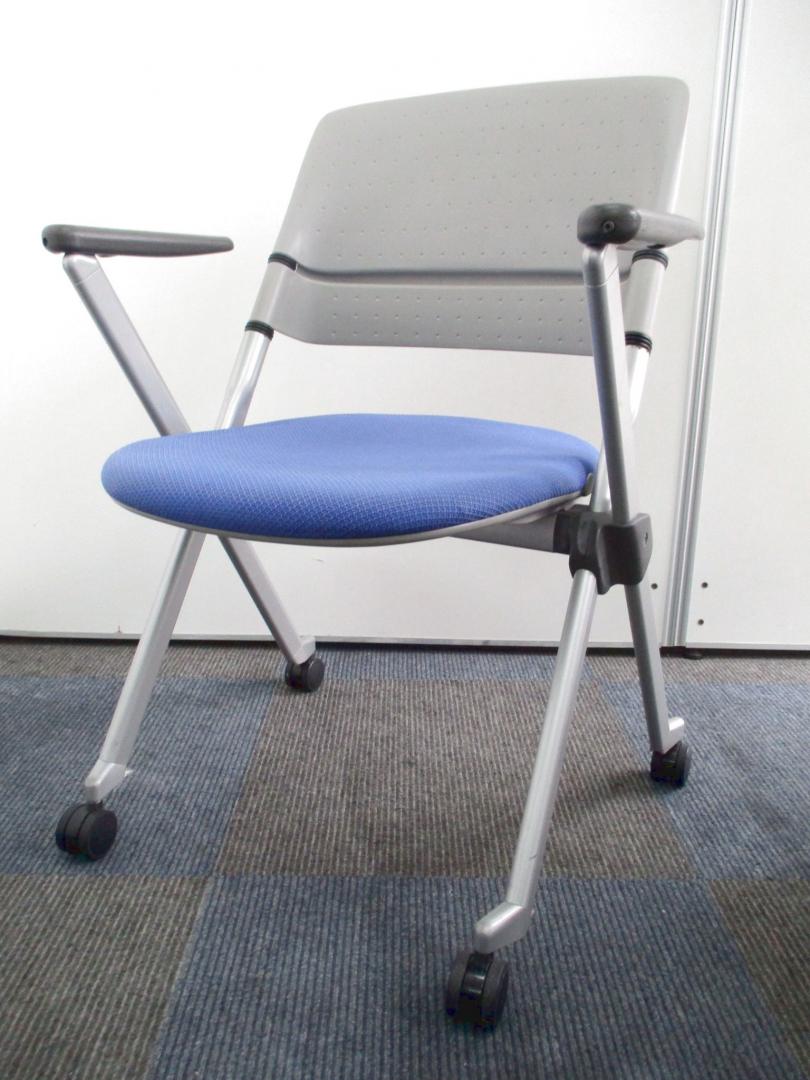 【専門業者にてクリーニング済み!!】２種類の収納の仕方がございます!!【珍しい肘付きのミーティング用!!】Nu
                        リータⅡ
                                    中古
            