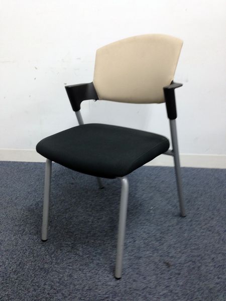 【特別価格】【残り1脚】ベージュ色！！　デザイン性バツグンな人気シリーズスタッキングチェア！！
                        プロッティ
                                    中古
            