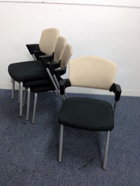 【2セット限定】人気スタッキングチェア4脚セット商品
                        プロッティ
                                    中古
            