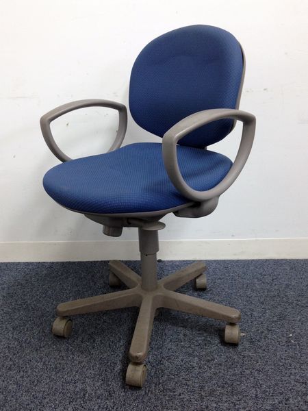 【限定2脚】人気の高いイトーキ製　ブルー色
                        KZ
                                    中古
            