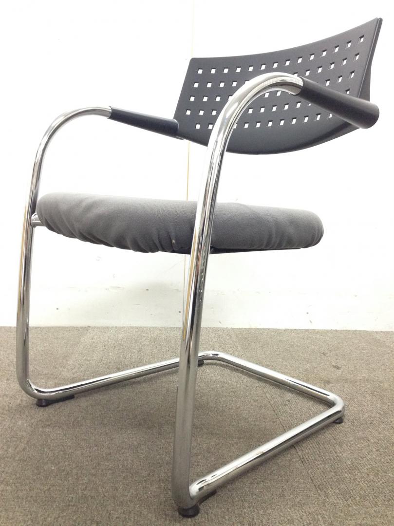 【vitra（ヴィトラ）製のミーテイングチェア】【１脚販売いたします】
                        
                                    中古
            
