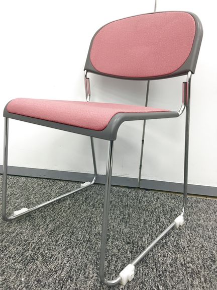 【4脚入荷】綺麗なピンクが目を惹きます　会議用チェア　
                        FNT-10・FNM-10 chair 
                                    中古
            