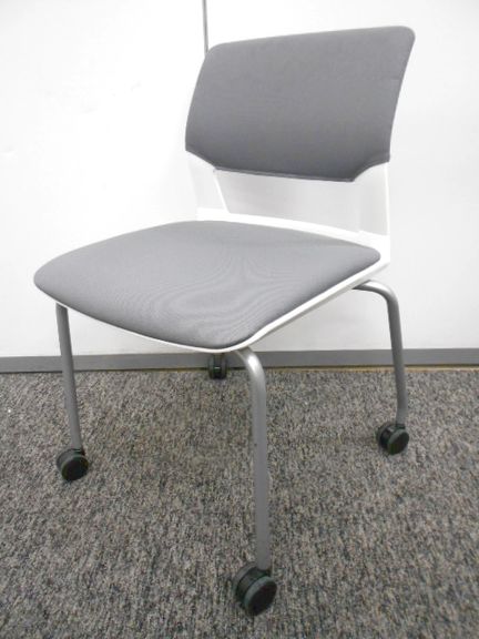 コクヨ製　160シリーズ　スタッキングチェア　グレー×ホワイトのコンビ色！　【状態良好】
                        160シリーズ
                                    中古
            