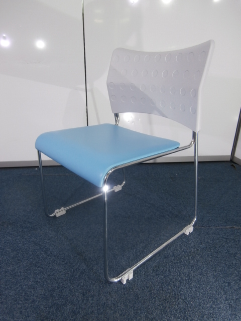 【８脚入荷！！綺麗な状態です！！スタッキングチェア！！】
                        
                                    中古
            