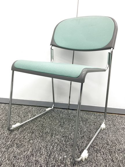 【4脚入荷】鮮やかグリーンでオフィスを明るく！スタッキングチェア
                        FNT-10・FNM-10 chair 
                                    中古
            