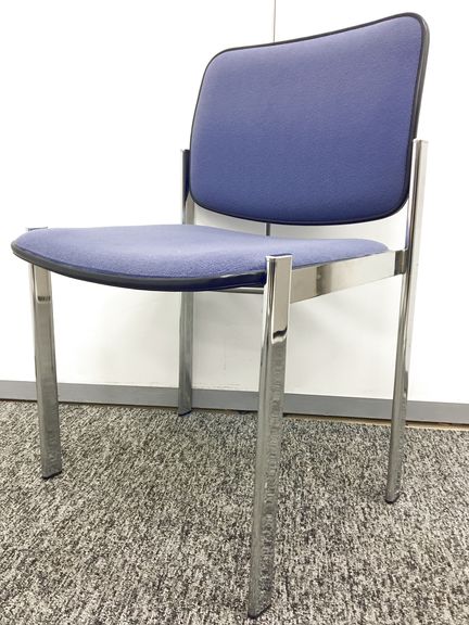 【4脚入荷】温かみのあるブルーのスタッキングチェア　
                        
                                    中古
            