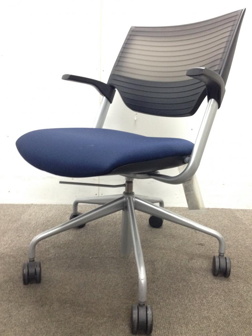 【上下昇降付き！】おしゃれなミーティングチェア｜イトーキ製 レクシブ
                        レクシブ
                                    中古
            