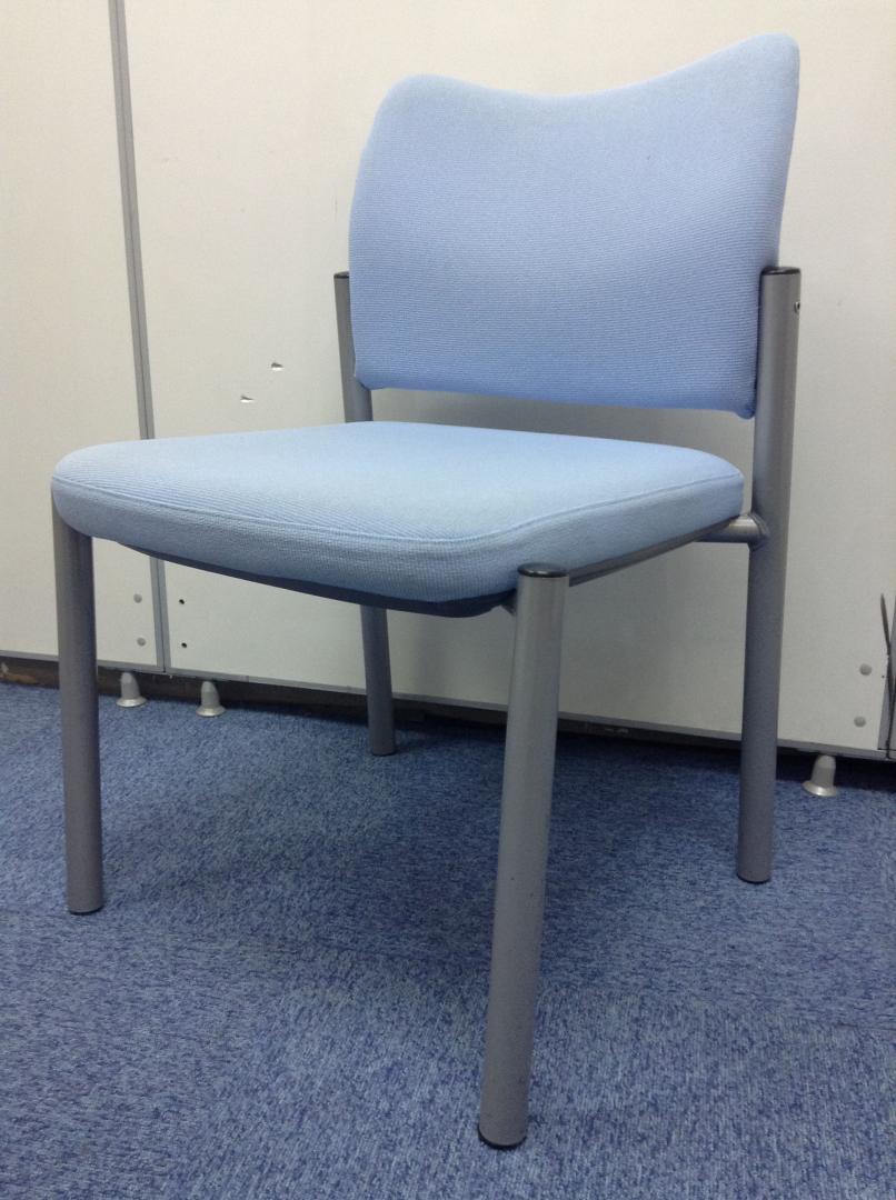 分厚いクッションで重ね掛け可能！落ち着いたブルーで合わせやすい！
                        
                                    中古
            