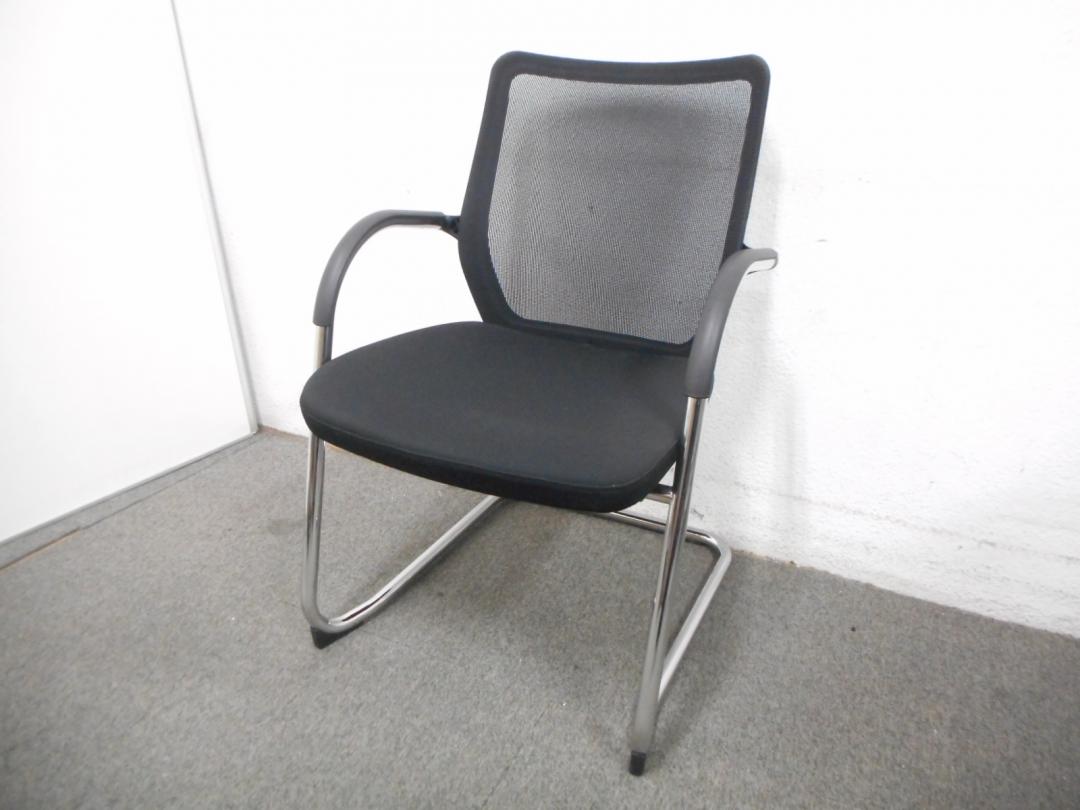 【シンプルで美しい】大量入荷！！揃えるなら、今ですよっ☆早いもの勝ち。丈夫で、メッシュ＆ブラックのコクヨ製の布張りクッション。スタッキングチェア　肘付き。多用途チェアー。
                        
                                    中古
            