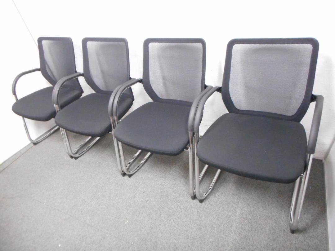 ★４脚ｾｯﾄの特別価格★　【シンプルで美しい】大量入荷！！揃えるなら、今ですよっ☆早いもの勝ち。丈夫で、メッシュ＆ブラックのコクヨ製の布張りクッション。スタッキングチェア　肘付き。多用途チェアー。
                        
                                    中古
            