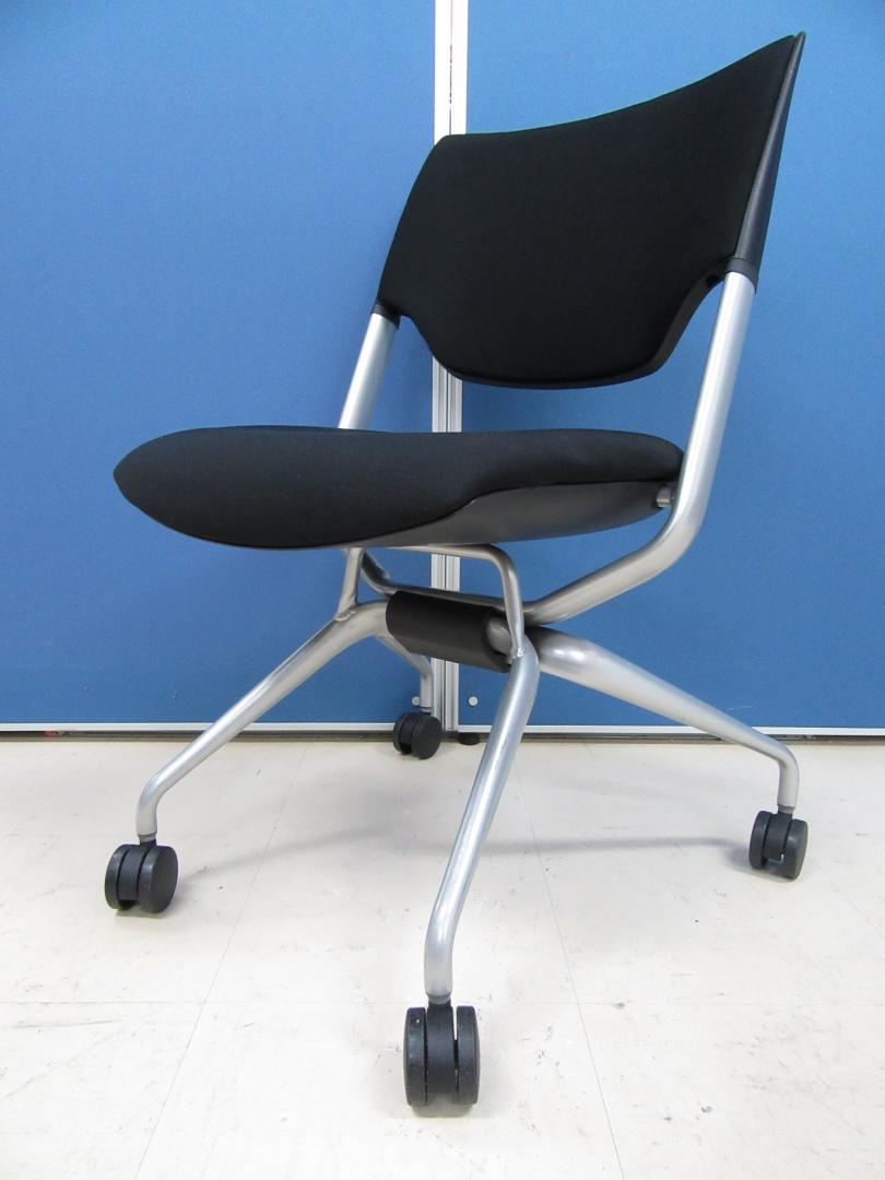 [4脚入荷!!]レクシブチェア 高級感のあるミーティングチェア!!デザイナー：Jeff Miller■やわらかな心地よさのクロスバック仕様[ネスタブル]
                        レクシブ
                                    中古
            
