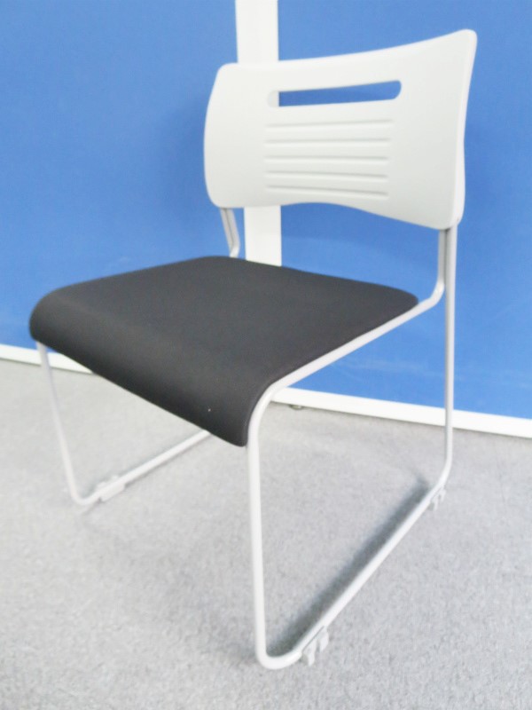 【フレキシブルに使える！】■スタッキングチェア　ブラック【軽量設計】
                        PMC 
                                    新古品
            