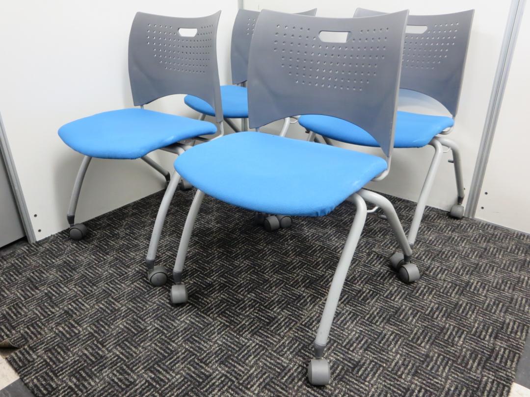 【４脚セットでお得】爽やかブルーがオフィスに映える！■軽くて移動も簡単■デザインも秀逸
                        
                                    中古
            