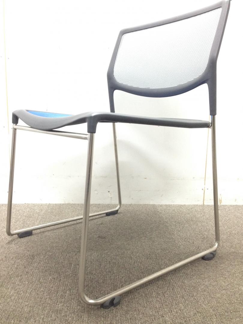 【シンプルなスタッキングチェア】【背中がメッシュです】
                        
                                    中古
            