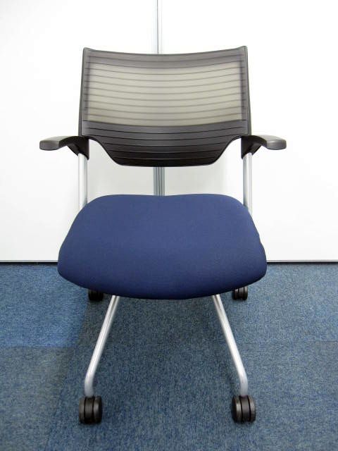 【残り８脚】収納に便利なネスティングチェアしかも背中にやさしいエラストマーバックフレームさらに肘付でおしゃれなネイビーブルー色です。
                        レクシブ
                                    中古
            