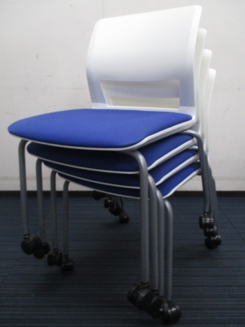 【4脚セット】【まとめて買えば1,000円お買い得】コクヨ製ミーティングチェア■明るいカラーリング・休憩室、ラウンジなどにいかがですか？【値下品】【中央区】【日本橋】【中古オフィス家具】
                        
                                    中古
            