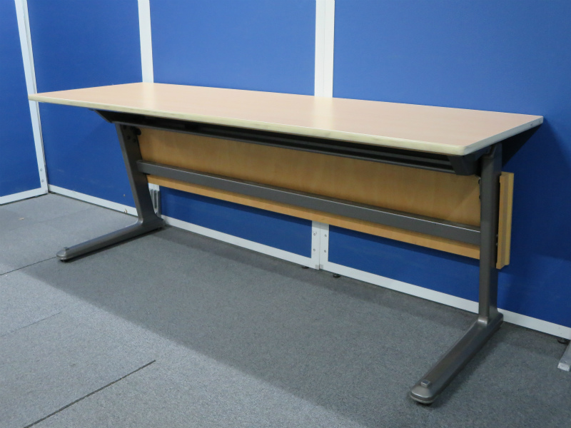 【塾やセミナー！研修用にオススメのサイドスタックテーブル！】■３名様掛けに最適！！●女性も安心の幕板付き！！
                        
                                    中古
            