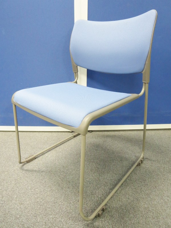 【売れ筋のシンプルデザイン！】■オカムラ製　スタッキングチェア（ブルー）
                        8104シリーズ 
                                    中古
            