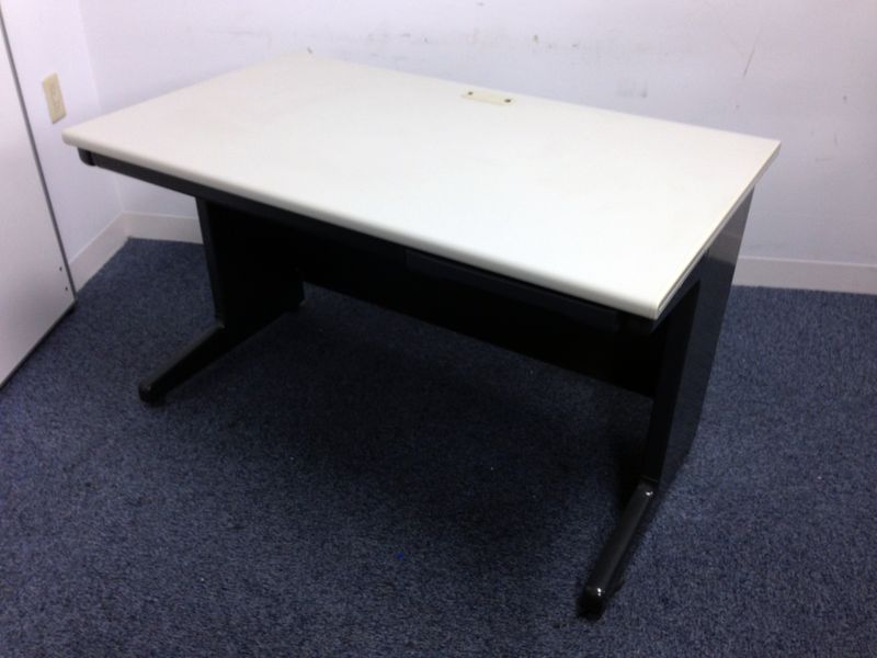 【2台入荷】ブラックボディと、ホワイト天板で人気のデスクが入荷しました！！
                        
                                    中古
            