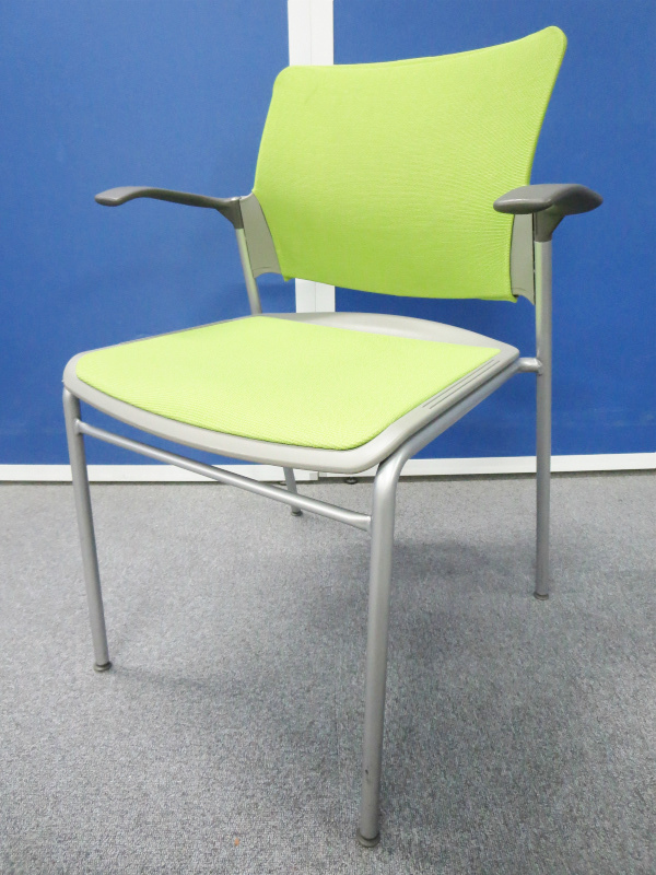 ■オカムラ　スタッキングチェア　肘付　ライトグリーン　forma(フォルマ)シリーズ
                        フォルマ
                                    中古
            