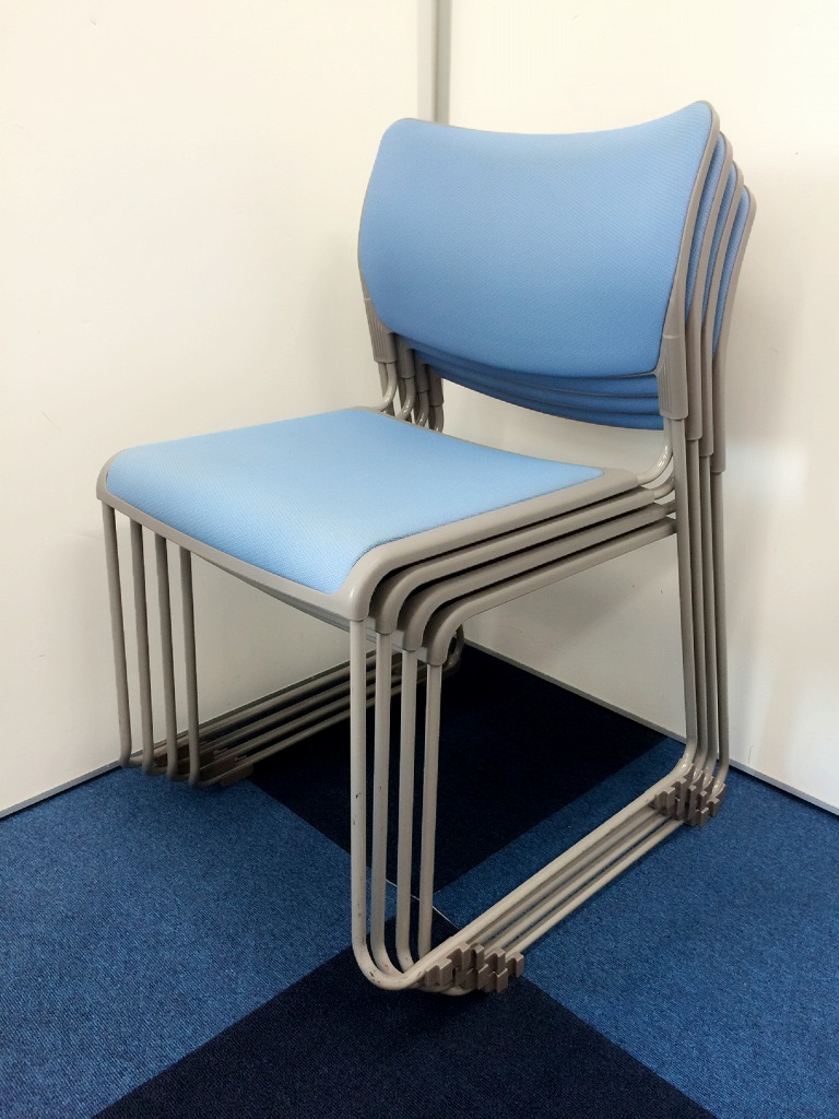 【お得な4脚セットが入荷しました】■オカムラ製　■スタッキングチェア　■ブルー色
                        
                                    中古
            