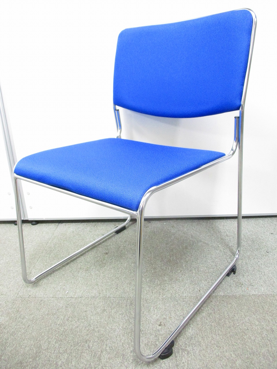 【状態良好商品】明るいブルーのスタックチェア！場面を問わずおすすめです！
                        
                                    中古
            