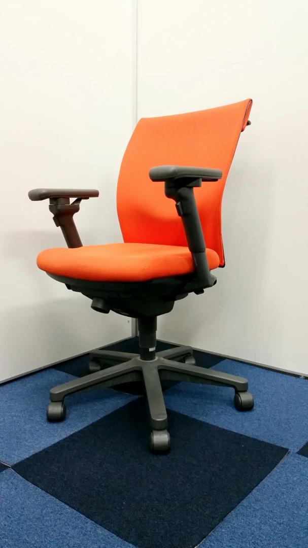 【汚れがある為お安い価格にて提供致します】■コクヨ製トレンザチェア■鮮やかなオレンジカラー■可動肘タイプ
                        トレンザ
                                    中古
            