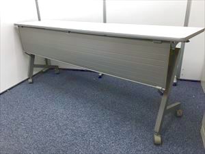 【1台のみ】サイドスタックテーブル　処分価格　幕板付きで足元が見えません
                        
                                    中古
            