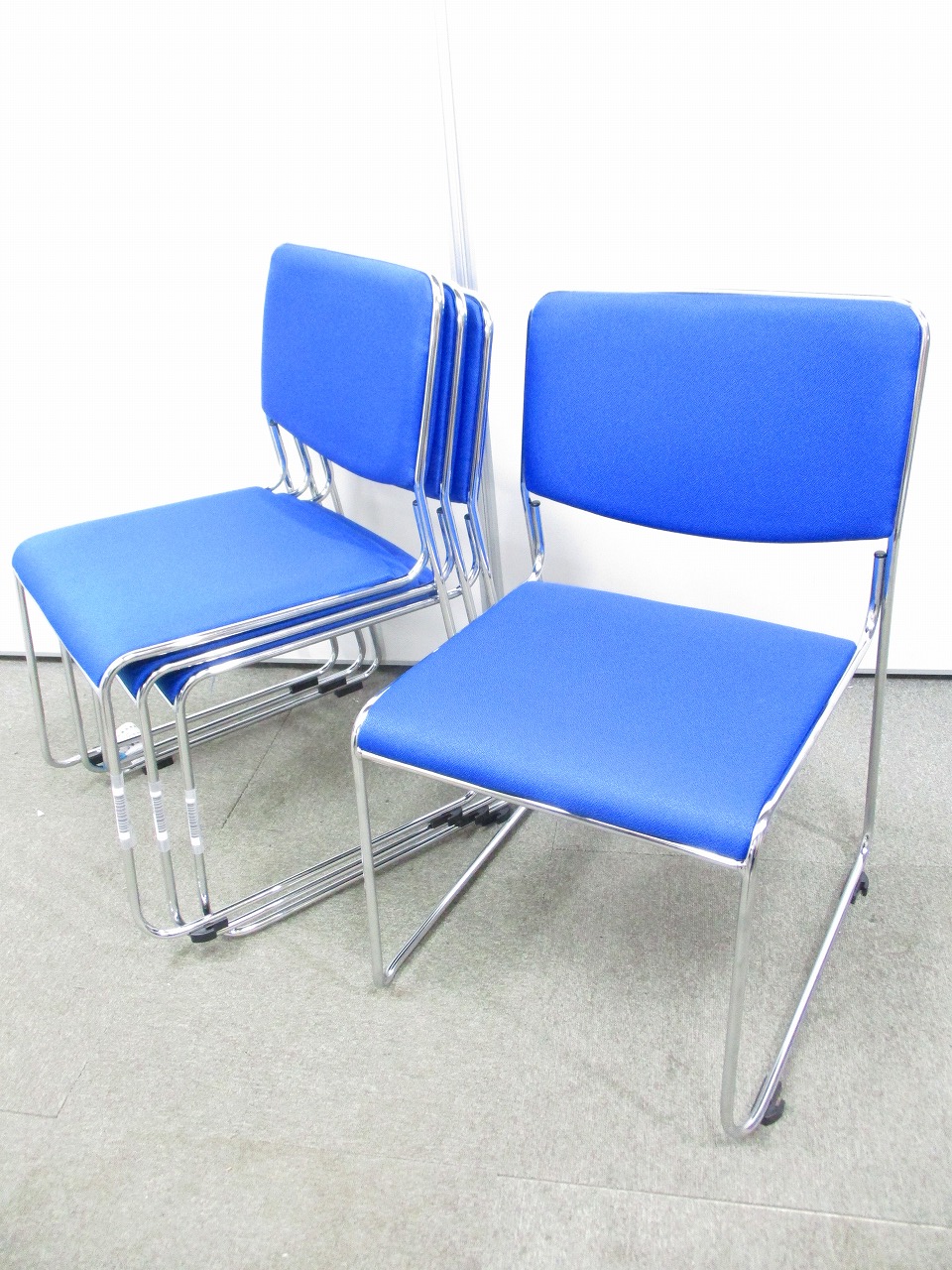 【4脚セット商品】状態の良いブルーのミーティングチェアがセットで入荷！！！
                        
                                    中古
            