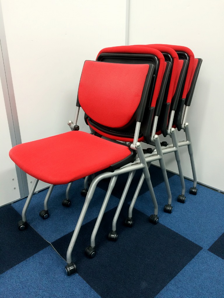 【洗礼されたレッド色！5脚セットのプロスタックチェア】■オカムラ製　■ネスティングタイプ　■キャスター付き
                        プロスタック
                                    中古
            