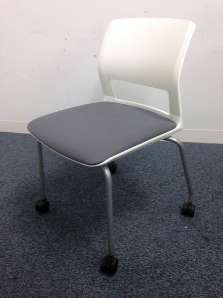 【4脚入荷】移動も楽々！キャスター付きのスタッキングチェア！！状態良好！！
                        160シリーズ
                                    中古
            